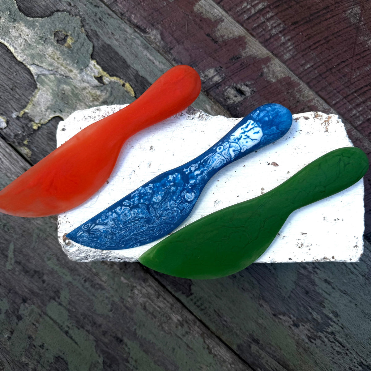 Sunday Merchant Kip Resin Cheese Knife |Cobalt