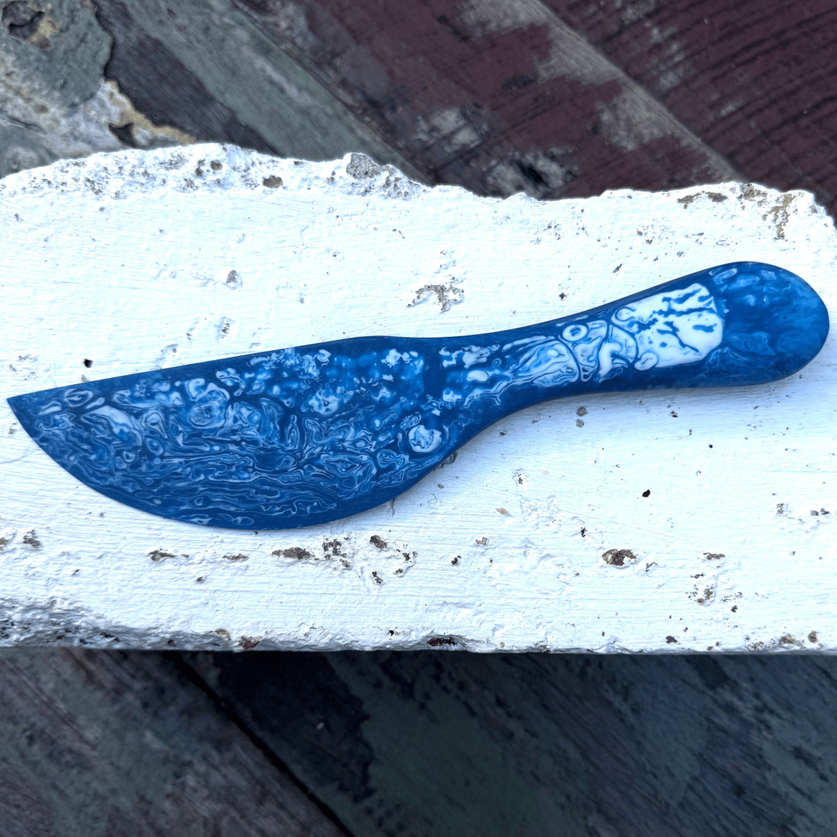 Sunday Merchant Kip Resin Cheese Knife |Cobalt