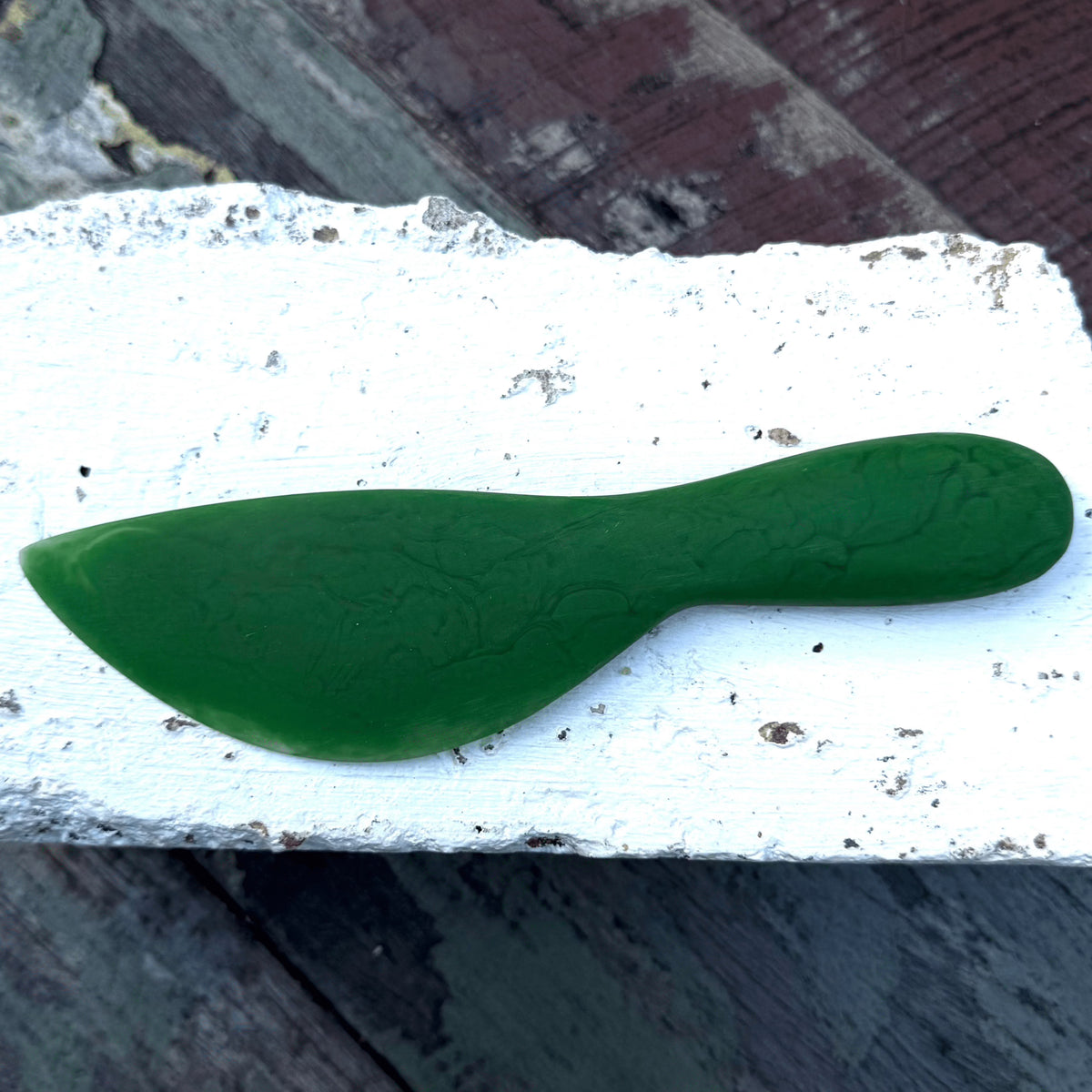 Sunday Merchant Kip Resin Cheese Knife |Emerald