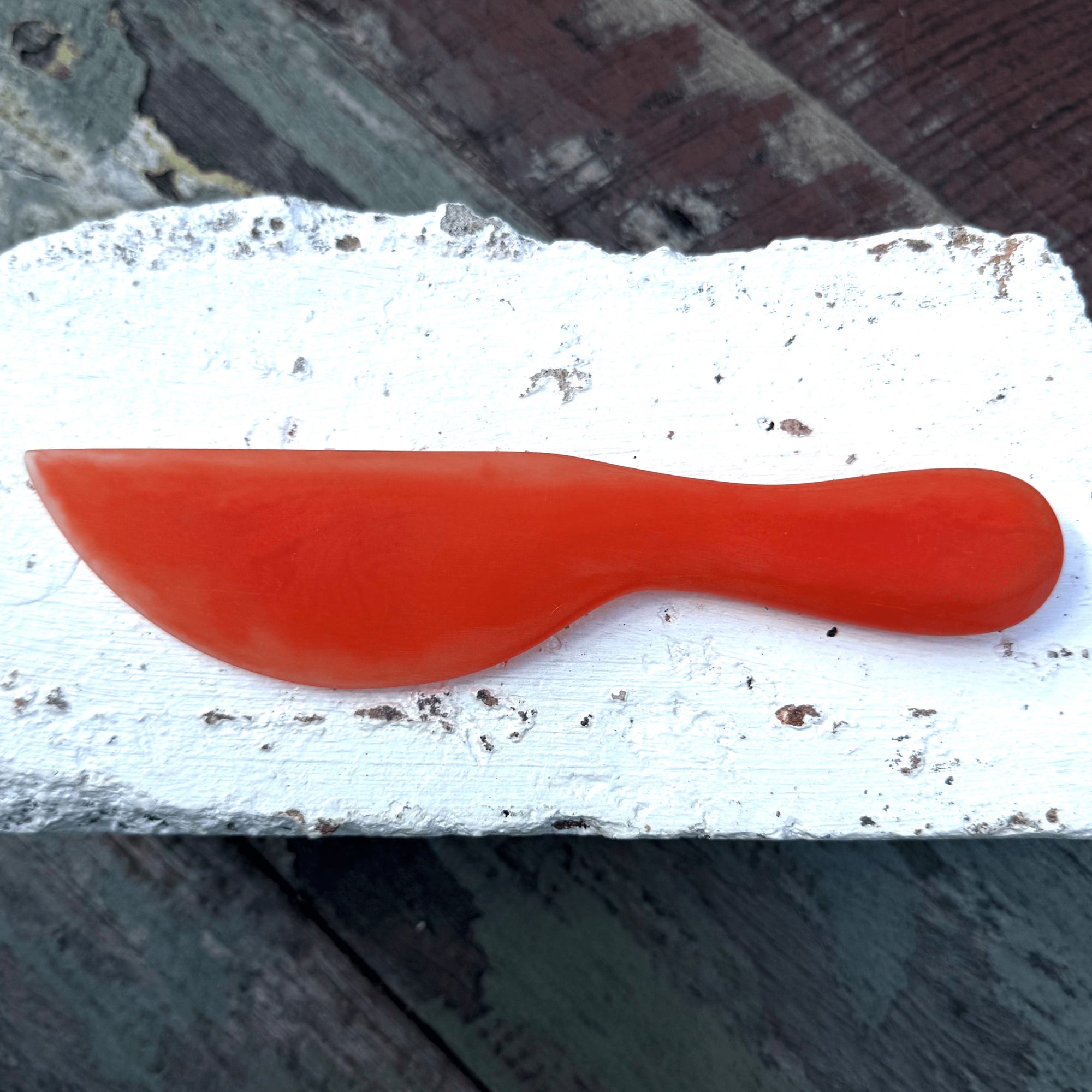 Sunday Merchant Kip Resin Cheese Knife |Tomato
